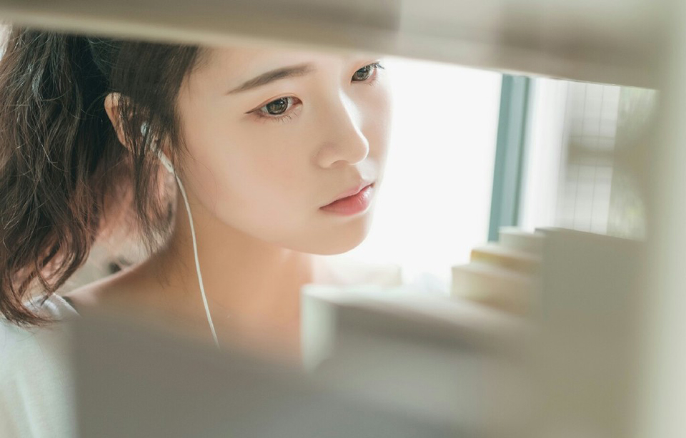 从容不迫的举止，比起咄咄逼人的态度，更能令人心折。——三毛《亲爱的三毛》